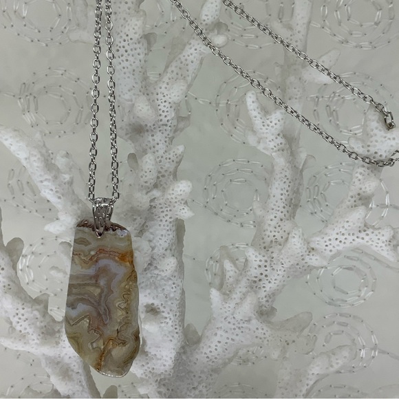 Mexico Crazy Lace Agate Slice Necklace on Stainless Steel Silver plated chain - Picture 4 of 11